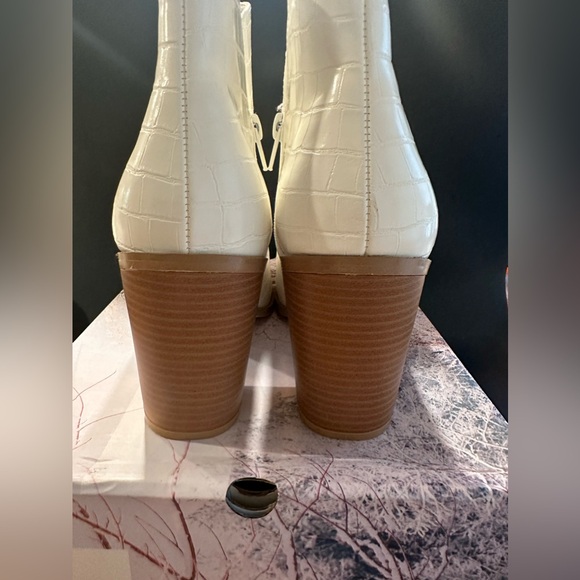 NIB LAICIGO V Cut Booties Slip On Faux Leather Boots Cream White Women’s Size 9 - Picture 4 of 7